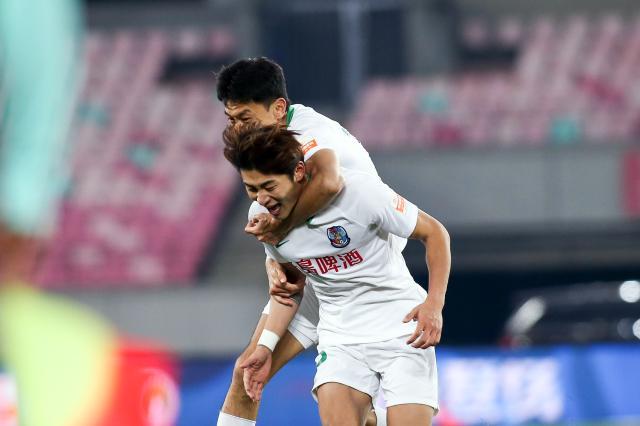 世界杯-2610天！前中甲MVP中超再入球 重燃青岛保级希望